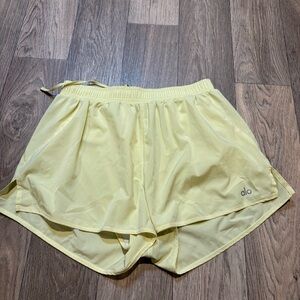 ALO Yoga Women's Light Yellow Athletic Shorts